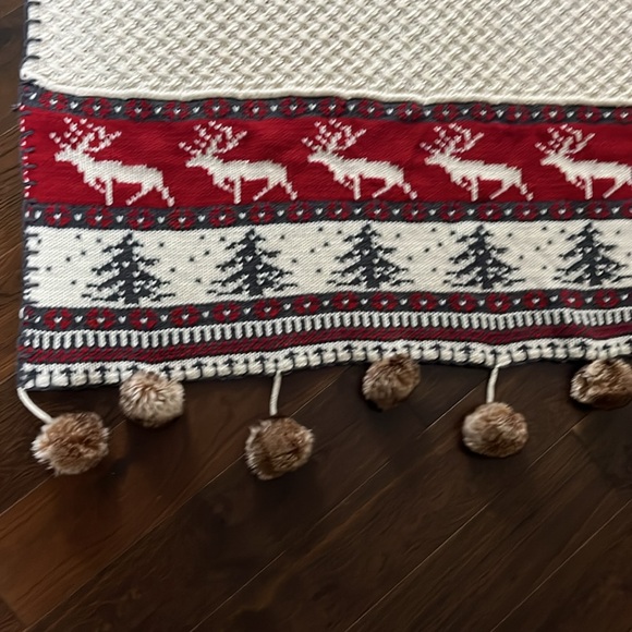 Gorgeous Xmas throw from pottery barn - Picture 2 of 6